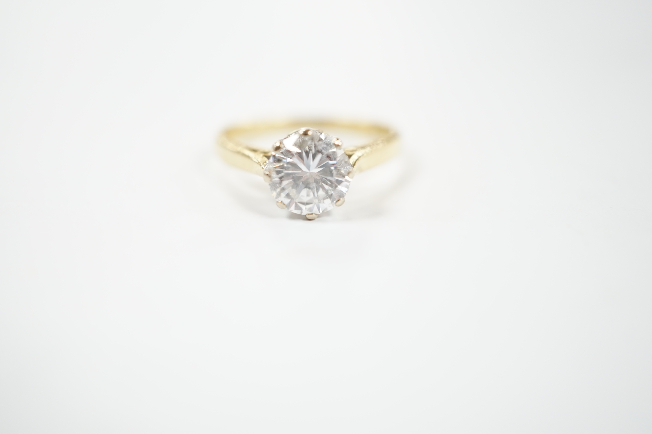 A modern 18ct gold and solitaire diamond set ring, size K/L, gross weight 2.7 grams